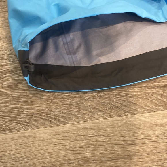 Patagonia size medium waterproof jacket - Picture 4 of 4